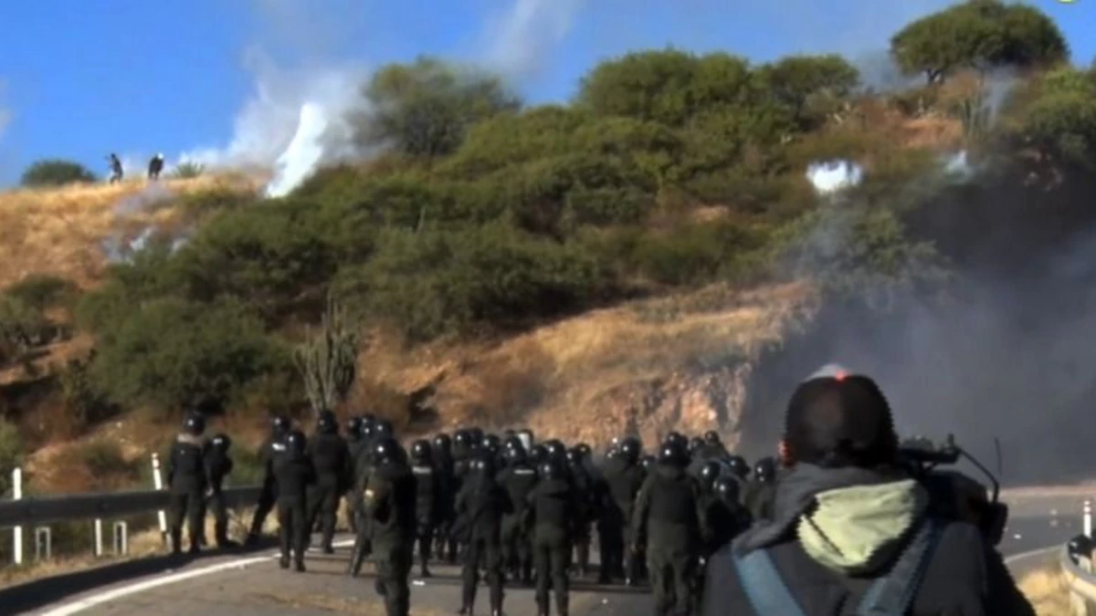 POLICÍA INTENTA LIBERAR LA RUTA Y LOS BLOQUEADORES RESPONDEN CON DINAMITAZOS EN PAROTANI