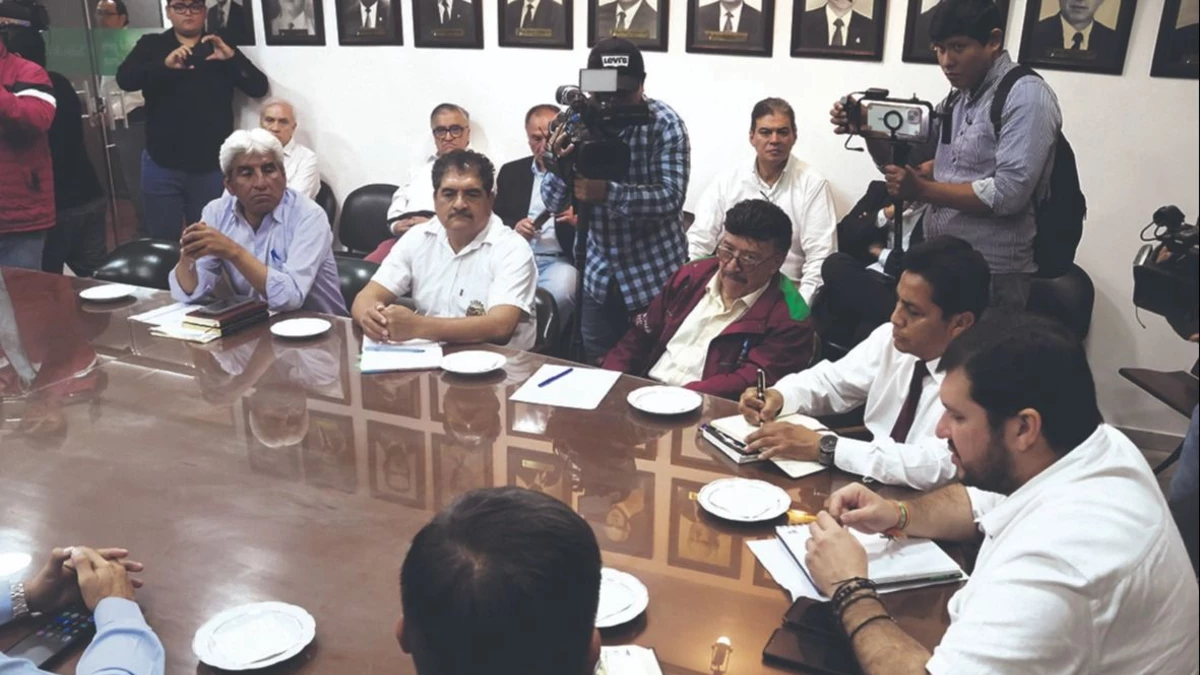 CÍVICOS DE LOS NUEVE DEPARTAMENTOS PIDEN FRENAR BLOQUEOS Y EXIGEN DETENCIÓN DE EVO MORALES 