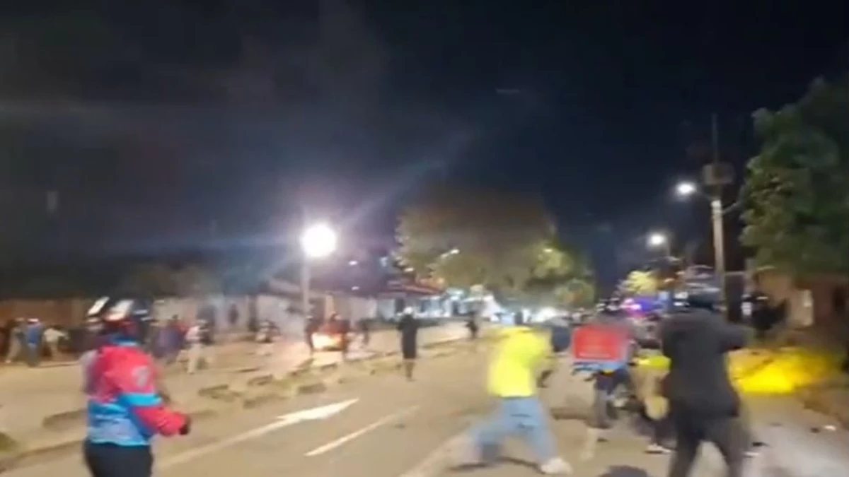 ENFRENTAMIENTO ENTRE REPARTIDORES Y POLICÍAS DEJA ARRESTADOS Y MOTOS SECUESTRADAS EN LA VILLA