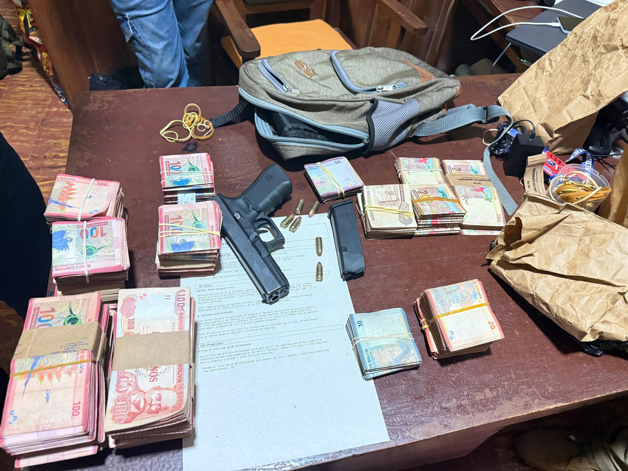 HALLAN MÁS DE BS 1,1 MILLONES, 121.000 DÓLARES Y UN ARMA EN INVESTIGACIÓN POR “ENCOMIENDA” 