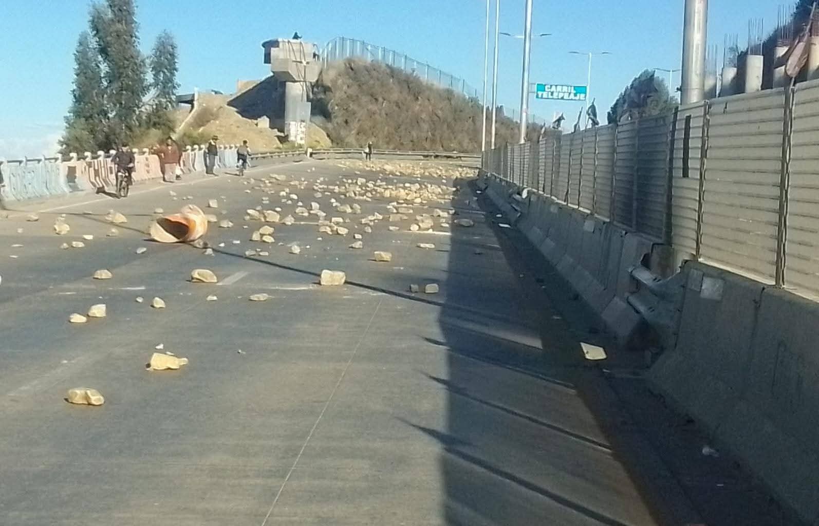 ABC DENUNCIA DAÑOS EN LA AUTOPISTA LA PAZ – EL ALTO TRAS MARCHA DE SECTORES SOCIALES