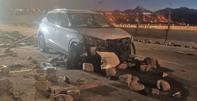 ESCOMBROS DE BLOQUEOS PROVOCAN ACCIDENTE EN LA AUTOPISTA LA PAZ – EL ALTO 
