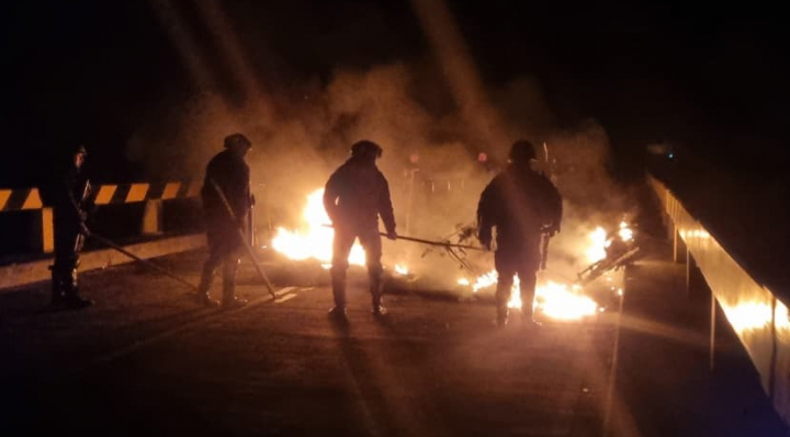 POLICÍA DESBLOQUEA RUTA A LOS YUNGAS MIENTRAS AUMENTAN LAS PROTESTAS Y BLOQUEOS EN EL PAÍS