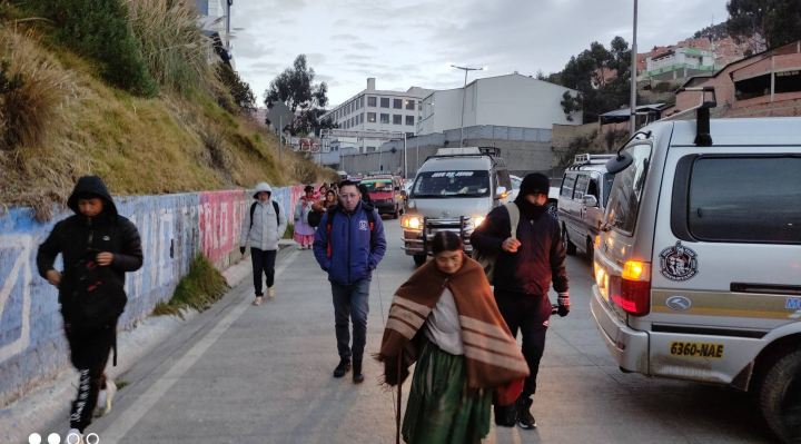 CHOFERES BLOQUEAN LA AV. MONTES Y LA AUTOPISTA LA PAZ-EL ALTO POR FALTA DE COMBUSTIBLE