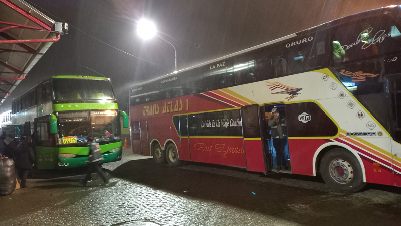BLOQUEOS PARALIZAN VIAJES: TERMINAL DE BUSES DE LA PAZ MANTIENE SUSPENDIDAS LAS SALIDAS NACIONALES E INTERNACIONALES