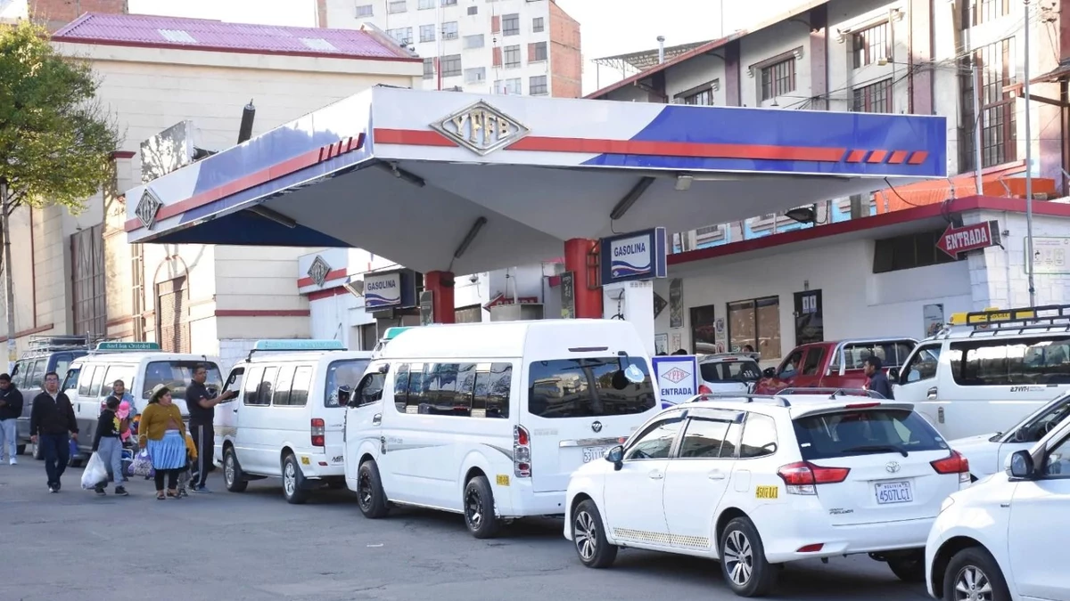 1.600 CISTERNAS NO LOGRAN INGRESAR A SENKATA Y LA PAZ SUFRE DESABASTECIMIENTO DE COMBUSTIBLE