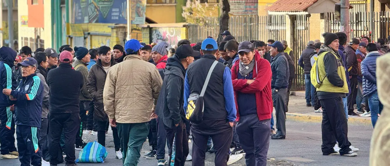 LA PAZ COLAPSA ENTRE BLOQUEOS, FILAS POR GASOLINA Y PROTESTAS DEL TRANSPORTE