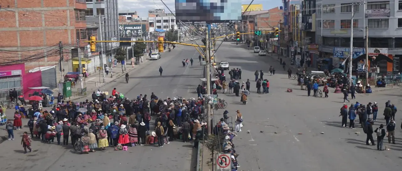 ALCALDE DE EL ALTO ADVIERTE PÉRDIDAS DE BS 45 MILLONES DIARIOS POR LOS BLOQUEOS 