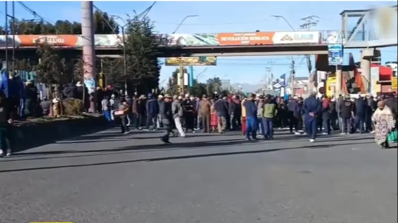 CAMIONEROS DE EL ALTO MARCHAN A LA PAZ Y AMENAZAN CON RADICALIZAR SUS PROTESTAS 