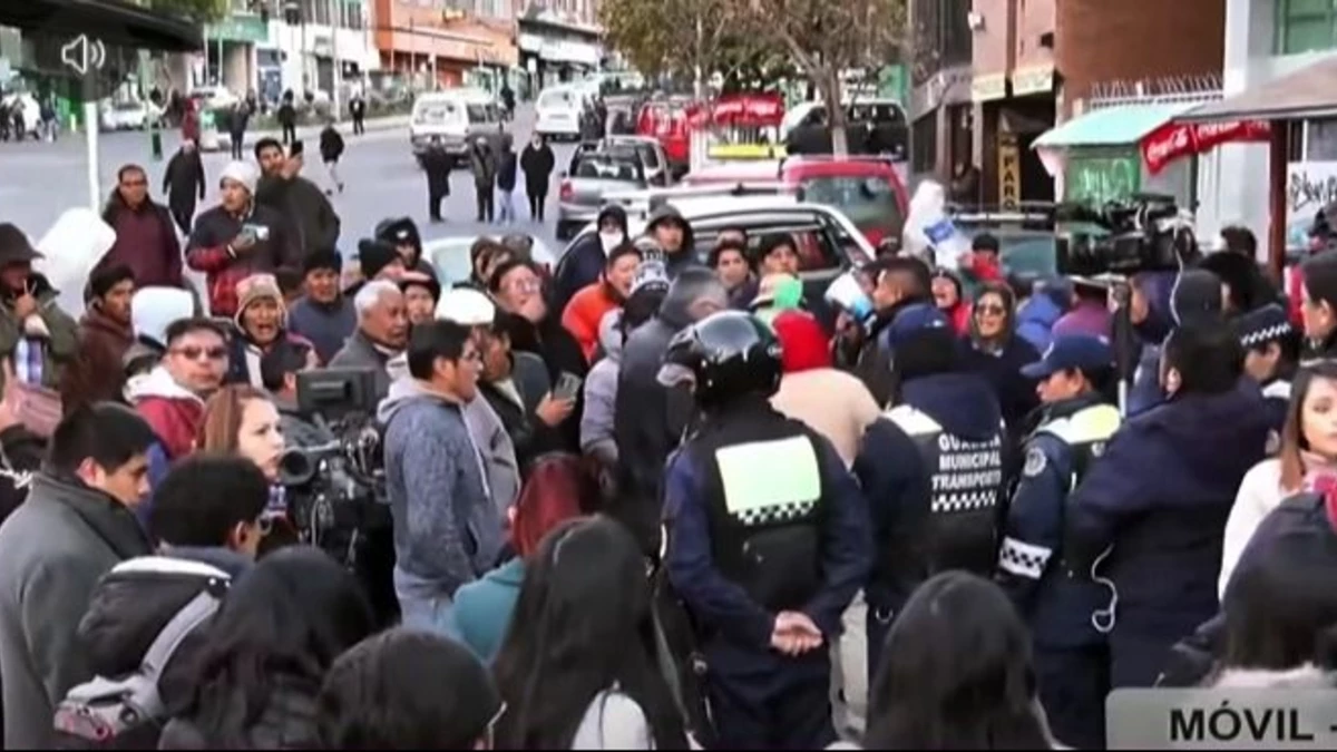 CHOFERES IRRUMPEN EN ACTO MUNICIPAL Y EXIGEN COMBUSTIBLE EN LA PAZ 