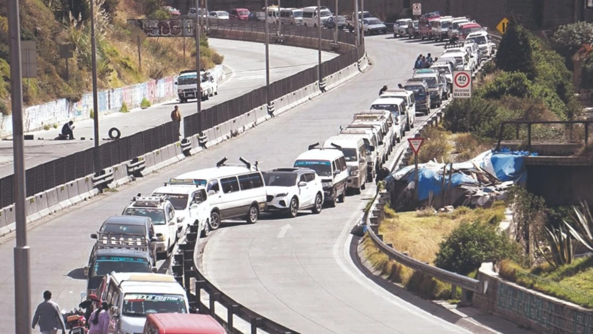 LOS BLOQUEOS COBRAN OTRA VIDA Y LA PAZ QUEDA PARALIZADA POR LA ESCASEZ DE COMBUSTIBLES 