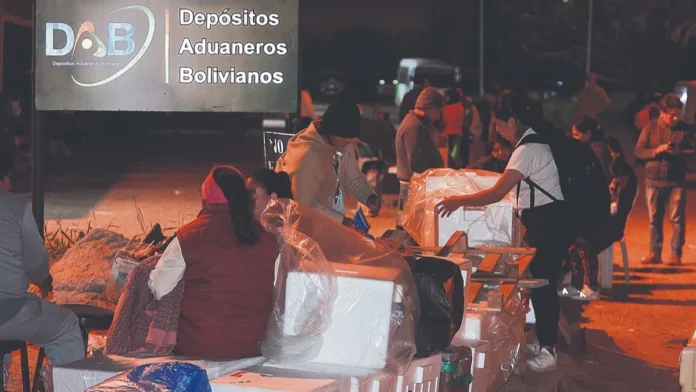  FAMILIAS HACEN FILAS DE HASTA OCHO DÍAS PARA ENVIAR ALIMENTOS A LA PAZ ANTE EL DESABASTECIMIENTO 