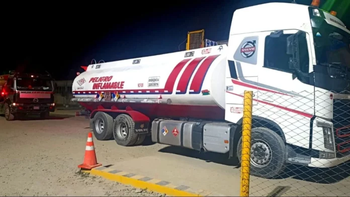  YPFB ENVÍA 800 MIL LITROS DE GASOLINA A LA PAZ Y EL ALTO PESE A LOS BLOQUEOS
