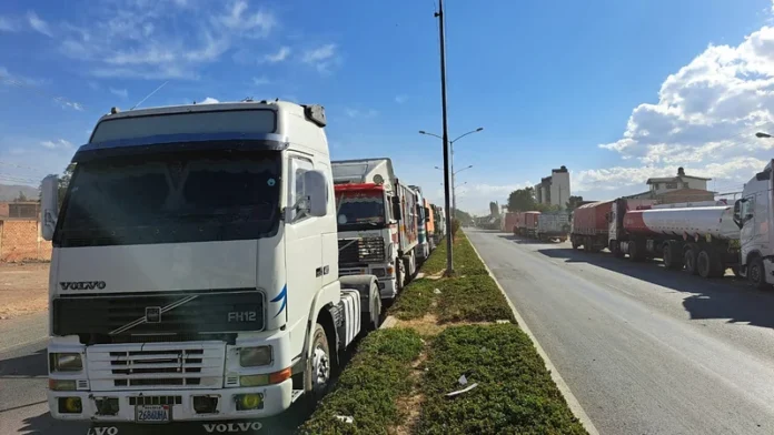 1782734613435 PERSISTEN LAS FILAS POR COMBUSTIBLE EN COCHABAMBA Y EL MERCADO NEGRO VENDE DIÉSEL HASTA EN BS 30 EL LITRO