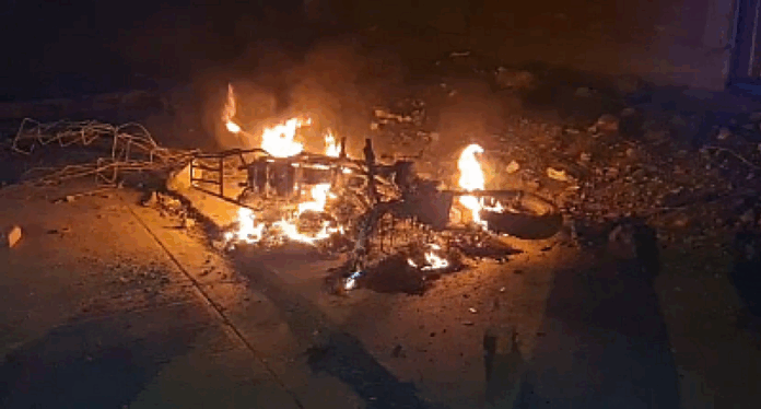 DENUNCIAN AGRESIONES Y QUEMA DE MOTOCICLETAS EN VINT0 DURANTE CONFLICTOS POR LOS BLOQUEOS 