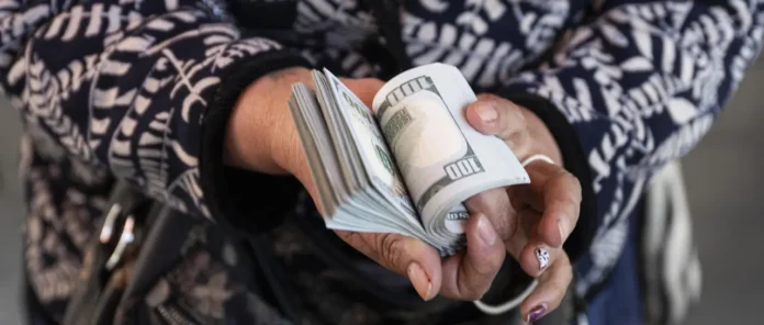 EL DÓLAR REFERENCIAL BAJA DE LOS BS 10 Y SE COTIZA EN BS 9,94 PARA LA VENTA 