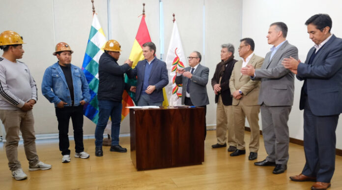  PRESIDENTE PAZ SE REÚNE CON MINEROS DE HUANUNI Y DESTACA EL COMPROMISO CON LA PACIFICACIÓN DEL PAÍS 