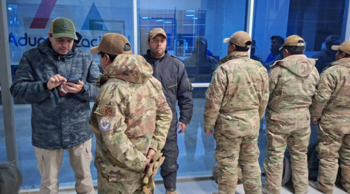 CINCO MILITARES BOLIVIANOS RETORNAN AL PAÍS TRAS SER DETENIDOS EN CHILE POR INGRESO IRREGULAR