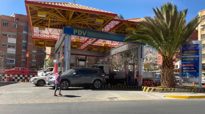 YPFB ASEGURA QUE LAS FILAS POR COMBUSTIBLE DISMINUIRÁN EN LA PAZ EN LOS PRÓXIMOS CUATRO DÍAS