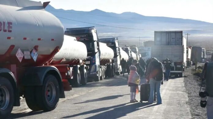  GOBIERNO ADMITE DEUDA DE MÁS DE $US 500 MILLONES POR COMPRA DE COMBUSTIBLES Y PERSISTEN FILAS EN SURTIDORES 