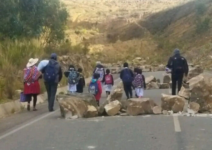  CAMPESINOS DE CHUQUISACA DECLARAN CUARTO INTERMEDIO Y HABILITAN CORREDOR HUMANITARIO 