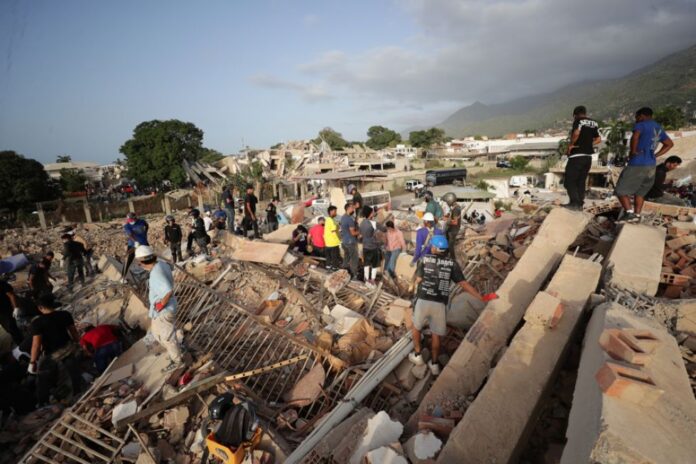  VENEZUELA AFRONTA UNA TRAGEDIA HISTÓRICA: LOS TERREMOTOS DEJAN AL MENOS 920 MUERTOS Y MILES DE HERIDOS 