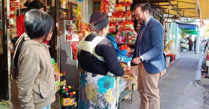 ALCALDÍA ADVIERTE CON DECOMISOS A COMERCIANTES QUE OCUPAN ESPACIOS PÚBLICOS EN LA AVENIDA LAS AMÉRICAS