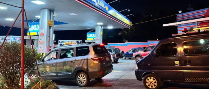 FILAS POR COMBUSTIBLE CONTINÚAN EN EL EJE CENTRAL PESE AL PLAZO DE YPFB PARA NORMALIZAR EL ABASTECIMIENTO