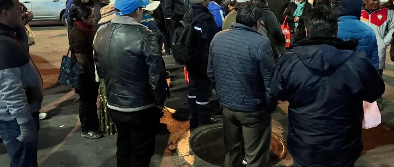 DESPACHAN CISTERNAS DESDE SENKATA, PERO LAS FILAS POR COMBUSTIBLE SIGUEN CRECIENDO EN LA PAZ 