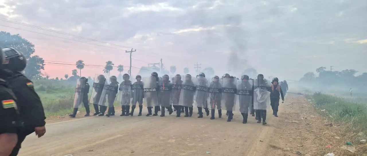 COMANDANTE POLICIAL DENUNCIA ATAQUES DURANTE EL DESBLOQUEO EN SAN JULIÁN
