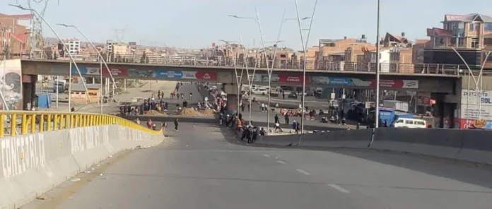  LA PAZ LIDERA LOS BLOQUEOS DEL PAÍS CON 19 PUNTOS Y LA CRISIS INGRESA AL DÍA 47 