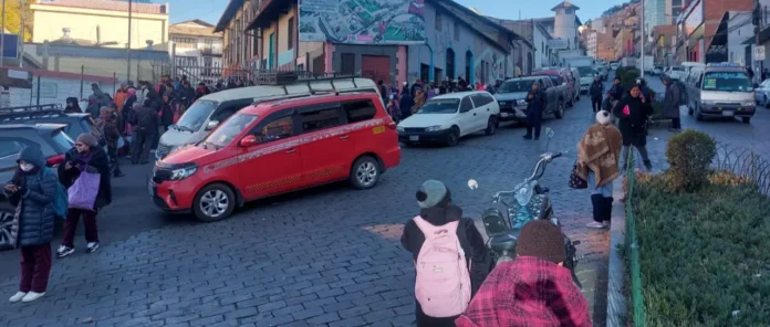 MEJORA EL ABASTECIMIENTO DE COMBUSTIBLES EN LA PAZ Y EL ALTO, PERO LAS FILAS AÚN CONTINÚAN 