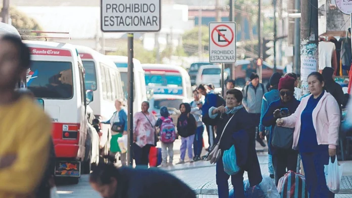 ESCASEZ DE COMBUSTIBLE REDUCE AL 50% EL SERVICIO DE MICROS EN SANTA CRUZ