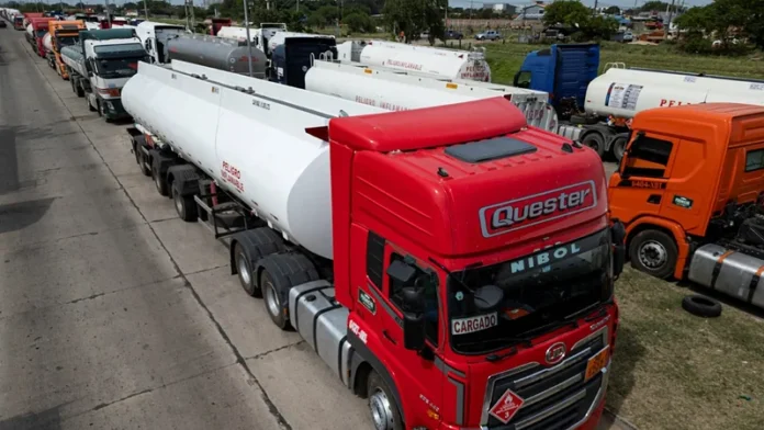 CHOFERES DENUNCIAN ESPERAS DE VARIOS DÍAS PARA INGRESAR A LA REFINERÍA DE PALMASOLA