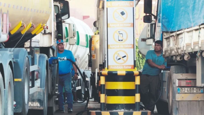 PERSISTEN LAS FILAS POR DIÉSEL Y EL TRANSPORTE ADVIERTE PARÁLISIS EN TODO EL PAÍS