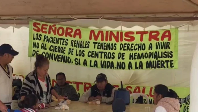 PACIENTES RENALES CUMPLEN NUEVE DÍAS DE VIGILIA POR DEUDA A CENTROS DE HEMODIÁLISIS