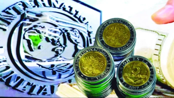 🔴🔴AJUSTE FISCAL SERÁ CLAVE PARA EL CRÉDITO DEL FMI🔴🔴 El eventual acceso de Bolivia a un financiamiento de entre 2.500 y 2.800 millones de dólares del Fondo Monetario Internacional (FMI) podría aliviar la crisis de liquidez y contribuir a estabilizar el mercado cambiario. Sin embargo, especialistas advierten que el impacto del crédito dependerá de la capacidad del Gobierno para aplicar un mayor ajuste fiscal y ejecutar reformas estructurales. El economista Ramiro Cavero afirmó que el efecto del financiamiento será limitado si el Gobierno mantiene un elevado nivel de gasto. Señaló que reducir el déficit fiscal, dejar de financiarse con el Banco Central y demostrar disciplina en las cuentas públicas permitirá recuperar la confianza de los mercados. Por su parte, el Gobierno informó que el programa económico presentado al FMI incluye medidas como la reducción gradual de la subvención a los combustibles y la flexibilización del tipo de cambio. Según el ministro de Economía, José Gabriel Espinoza, estas acciones permitieron reducir la proyección del déficit fiscal del 12,2% al 9% del Producto Interno Bruto (PIB) para la presente gestión. No obstante, el economista Óscar Mario Tomianovic consideró que el ajuste aún resulta insuficiente frente al nivel de desequilibrio fiscal acumulado desde 2014. Añadió que una parte importante del nuevo financiamiento será destinada al pago de deuda externa, importación de combustibles y otras obligaciones del Estado, lo que limitará el fortalecimiento de las Reservas Internacionales Netas. Cavero también planteó que parte de los recursos debería utilizarse para normalizar el sistema financiero y permitir la devolución de depósitos en dólares retenidos desde la crisis cambiaria de 2023, con el objetivo de recuperar la confianza y facilitar el retorno de divisas al sistema bancario. NOTA COMPLETA: https://redpalenque.com/ @Palenque TV 6.1 Señal Abierta La Paz 6.1 #TIGO 6.1 en toda Bolivia #ENTEL 35 en toda Bolivia #COTEL 6.1 La Paz y El Alto #SATELITE #TupacKatari Bolivia y el Mundo Aplicación Palenque TV #PlayStore IOS y ANDROID @Radio Carlos Palenque 🔴🔴Noticia - Palenque TV🔴🔴 #Bolivia #PalenqueTV #Economía #FMI #DéficitFiscal #Crédito #Dólar #Último