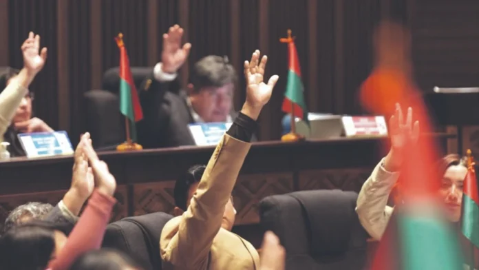 SENADO APRUEBA LEY PARA QUE EL ESTADO ASUMA GASTOS QUE FINANCIABAN LAS GOBERNACIONES