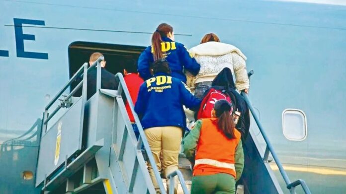 CHILE EXPULSA A 40 EXTRANJEROS, ENTRE ELLOS 12 BOLIVIANOS