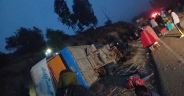VUELCO DE BUS EN TARABUCO DEJA DOS FALLECIDOS Y AL MENOS 20 HERIDOS