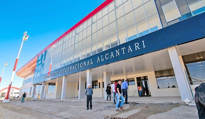 CRISIS EN EL TURISMO: BLOQUEOS Y MENOS VUELOS GOLPEAN A SUCRE Y POTOSÍ