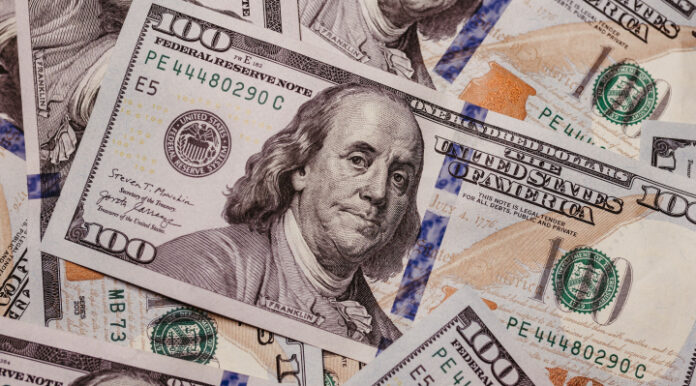 DÓLAR OFICIAL INICIA LA SEMANA EN BS 10,85 De acuerdo con los datos oficiales, durante la primera semana el dólar subió Bs 0,10, en la segunda aumentó Bs 0,57 y en la tercera registró un incremento adicional de Bs 0,45. En el mercado paralelo, la divisa estadounidense se cotizaba la mañana de este lunes en Bs 10,78 tanto para la compra como para la venta, según los registros disponibles al inicio de la jornada. El nuevo sistema cambiario entró en vigencia el 29 de junio, poniendo fin a casi 15 años de un régimen de tipo de cambio fijo, que mantenía la venta del dólar en Bs 6,96 y la compra en Bs 6,86. La pasada semana, el presidente Rodrigo Paz señaló que las variaciones actuales son menores en comparación con las registradas durante la administración anterior, cuando la cotización paralela llegó a superar los Bs 20. Por su parte, el ministro de Economía, José Gabriel Espinoza, manifestó recientemente que el comportamiento de la divisa podría estabilizarse o incluso registrar una disminución en el transcurso de las próximas semanas. NOTA COMPLETA: https://redpalenque.com/ @Palenque TV 6.1 Señal Abierta La Paz 6.1 #TIGO 6.1 en toda Bolivia #ENTEL 35 en toda Bolivia #COTEL 6.1 La Paz y El Alto #SATELITE #TupacKatari Bolivia y el Mundo Aplicación Palenque TV #PlayStore IOS y ANDROID @Radio Carlos Palenque 🔴🔴Noticia - Palenque Tv🔴🔴 #Bolivia #PalenqueTV #Economía #Dólar #TipoDeCambio #BCB #Último #Nacional