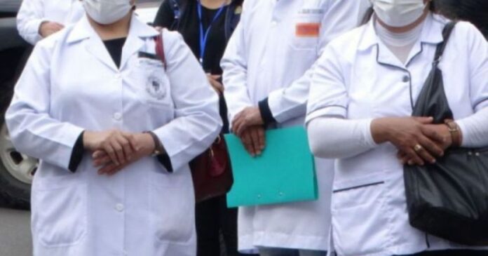 🔴🔴TRABAJADORES EN SALUD ANALIZAN PROPUESTA DE PAGO Los 17 sindicatos de trabajadores en salud pública de Chuquisaca se reúnen este jueves para definir si aceptan la propuesta presentada por la Gobernación sobre el pago del bono de viático de vacunación y escalafón al mérito. El ampliado evaluará dos cronogramas: uno que contempla el desembolso hasta septiembre y otro que extiende el pago hasta diciembre. El sector, que el pasado martes cumplió un paro de 24 horas, busca garantías para que el acuerdo se cumpla. Los dirigentes señalaron que, si se acepta el plazo de septiembre, solicitarán que los recursos sean transferidos al Ministerio de Salud con el fin de asegurar la disponibilidad de los fondos y evitar nuevos retrasos. La Gobernación atribuye la demora a la reducción de ingresos por el Impuesto Directo a los Hidrocarburos (IDH), mientras que los trabajadores sostienen que el beneficio debió estar contemplado en el presupuesto departamental. Al concluir la reunión, el sector definirá si levanta las medidas de presión o si adopta nuevas movilizaciones. NOTA COMPLETA: https://redpalenque.com/ @Palenque TV 6.1 Señal Abierta La Paz 6.1 #TIGO 6.1 en toda Bolivia #ENTEL 35 en toda Bolivia #COTEL 6.1 La Paz y El Alto #SATELITE #TupacKatari Bolivia y el Mundo Aplicación Palenque TV #PlayStore IOS y ANDROID @Radio Carlos Palenque