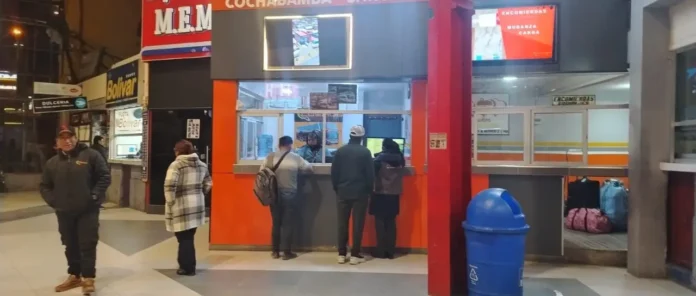 FALTA DE DIÉSEL REDUCE LA SALIDA DE BUSES EN LAS TERMINALES DE LA PAZ Y COCHABAMBA