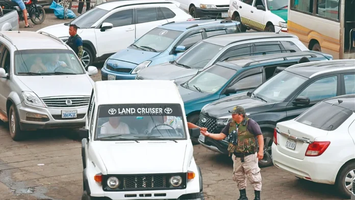 CUIDADORES DE AUTOS LOTAN CALLES Y COBRAN HASTA BS 50