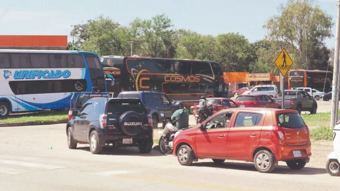 FILAS POR COMBUSTIBLE FRENAN LA COSECHA Y ENCARECEN EL TRANSPORTE