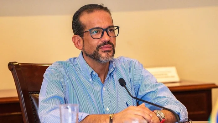 EPSAS ANUNCIA CORTE DE AGUA ESTE SÁBADO Y AFECTARÁ A 78 ZONAS DE LA PAZ LEAD: EL GERENTE INTERVENTOR DE EPSAS, EDGAR LANDÍVAR, INFORMÓ QUE ESTE SÁBADO SE REALIZARÁ UN CORTE PROGRAMADO DE AGUA DESDE EL MEDIODÍA PARA REEMPLAZAR CUATRO ESTACIONES DE REDUCCIÓN DE PRESIÓN DEL SISTEMA DE ACHACHICALA, CON MÁS DE 35 AÑOS DE ANTIGÜEDAD. LA MEDIDA AFECTARÁ A UNAS 78 ZONAS, ENTRE ELLAS EL PRADO, SOPOCACHI, VILLA VICTORIA Y MAX PAREDES.