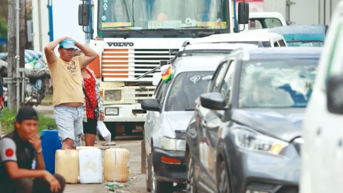FILAS POR COMBUSTIBLE GENERAN PÉRDIDAS Y RETRASOS