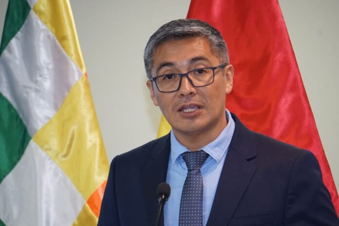 PAZ DESTITUYE A ESPINOZA Y JUSTINIANO ASUME ECONOMÍA