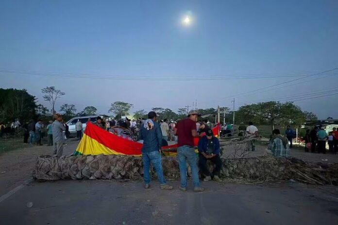 PRODUCTORES RETOMAN BLOQUEO EN LA VÍA SANTA CRUZ-BENI Y EXIGEN ABROGAR EL DS 5676